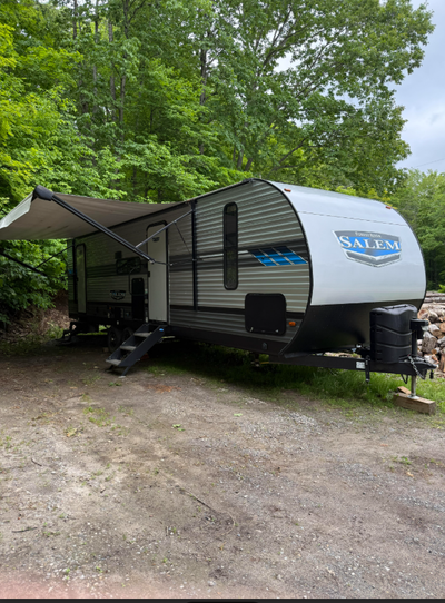 The 26DBUD is the perfect family travel trailer, with double bunks at one end and a queen bedroom at...