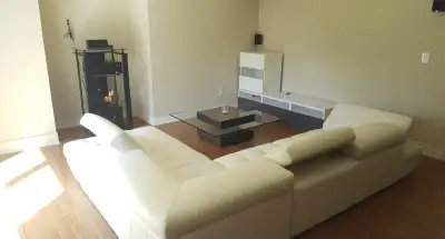 One bedroom plus den in lower unit of a house in North York Willowdale East area. 8 min walk to Yong...