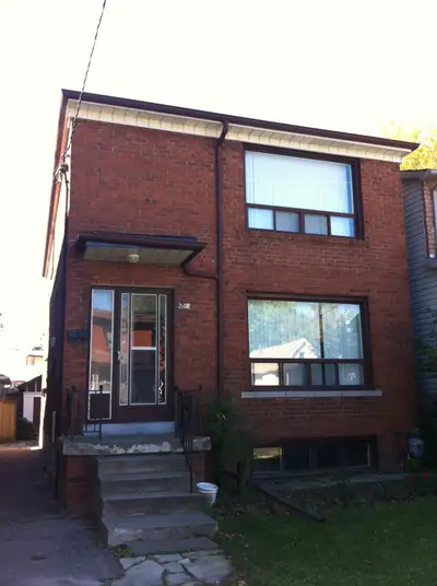 Large and Bright 2 Bedroom House - Main Floor