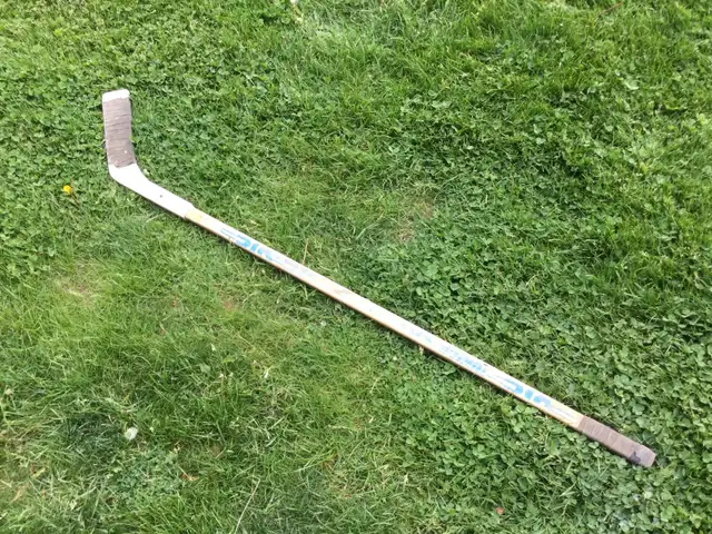 For Sale: 1983 VIC Wood Hockey Stick in Hockey in London - Image 3