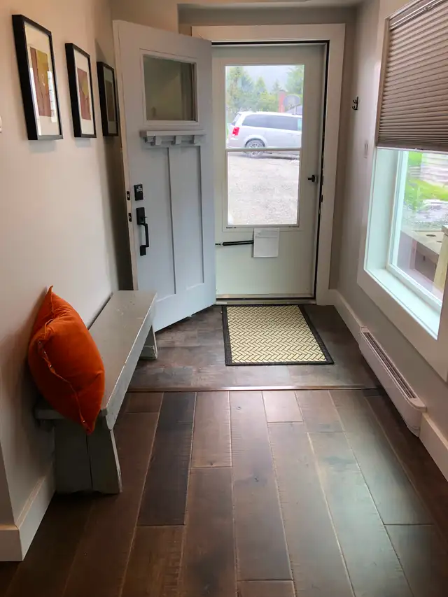 1 Bedroom Ground Level Furnished Suite Inc Util Centre of Town