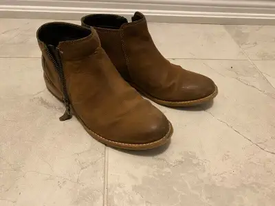 Clarks Boots Sz 6 W, View more
