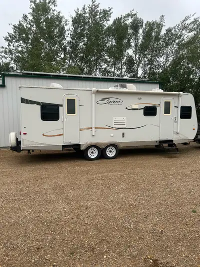 28 foot, fibreglass, 13 foot power awning, new tires with about 500 kms on them. 5224 lbs dry weight...