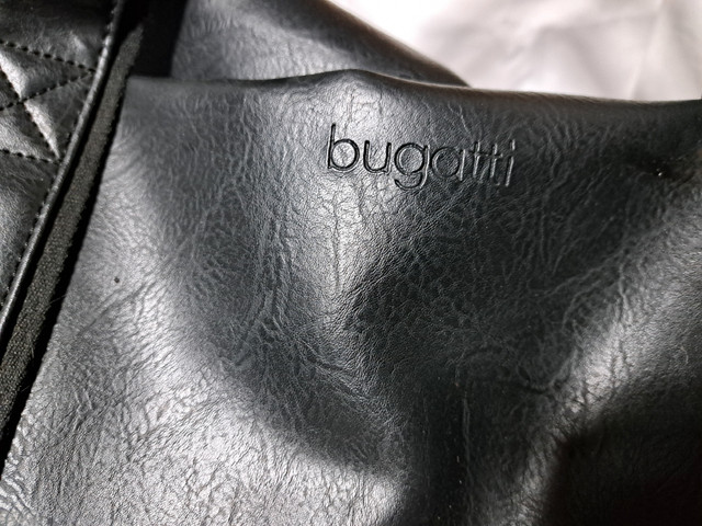 Large Bugatti Leather Travel Bag in Women's - Bags & Wallets in Red Deer - Image 2