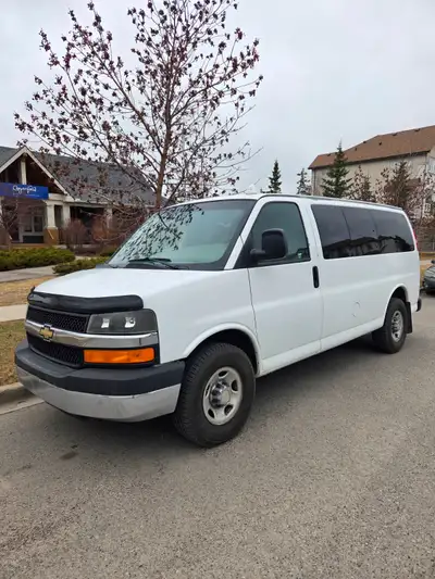 No hail, No accidents 6.0L V8 automatic transmission 12 Passenger Van - All seats can be removed to...