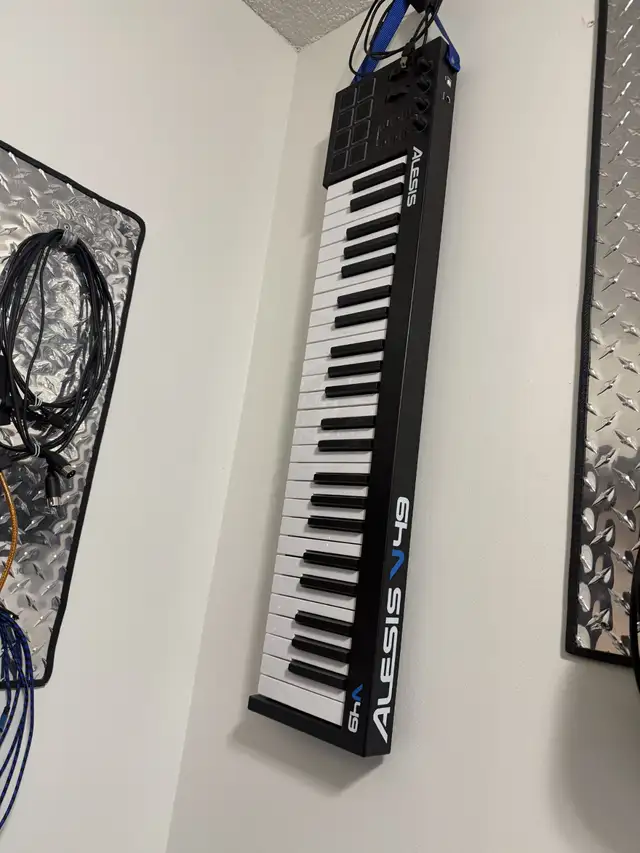 Alesis V49 Midi controller65702478292481122