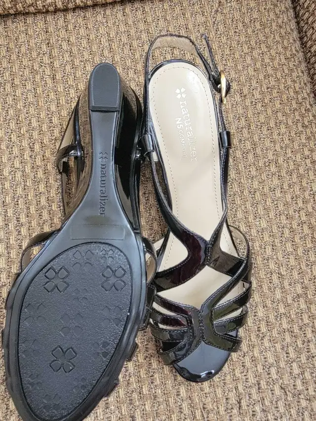 Naturalizer wedge sandals in Women's - Shoes in Oshawa / Durham Region - Image 6