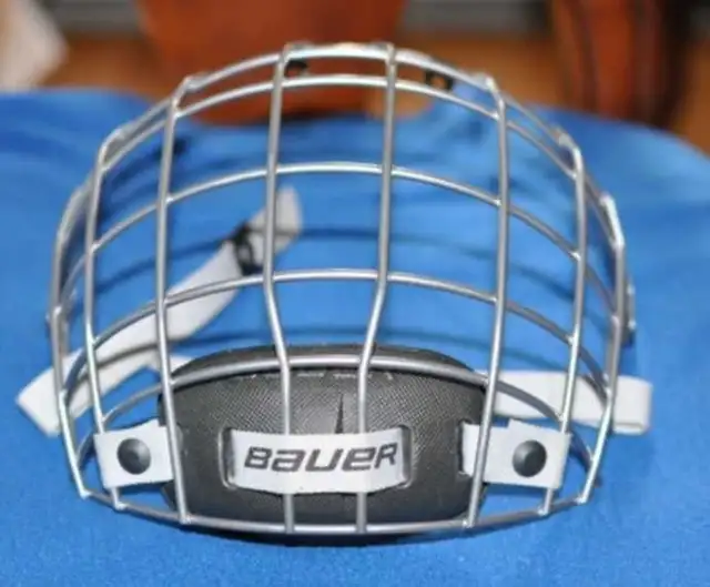 Self-adjustable Bauer Hockey Helmet with Shield in Hockey in Mississauga / Peel Region - Image 5