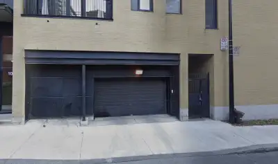 Stationnement intérieur privé, situé en plein cœur du centre-ville, dans un garage sécurisé en sous-...