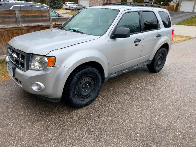 2010 FORD ESCAPE with Carfax & 4 Aluminum OEM Rims