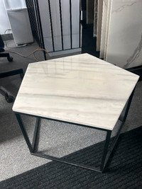 Table basse avec le dessus en marbre