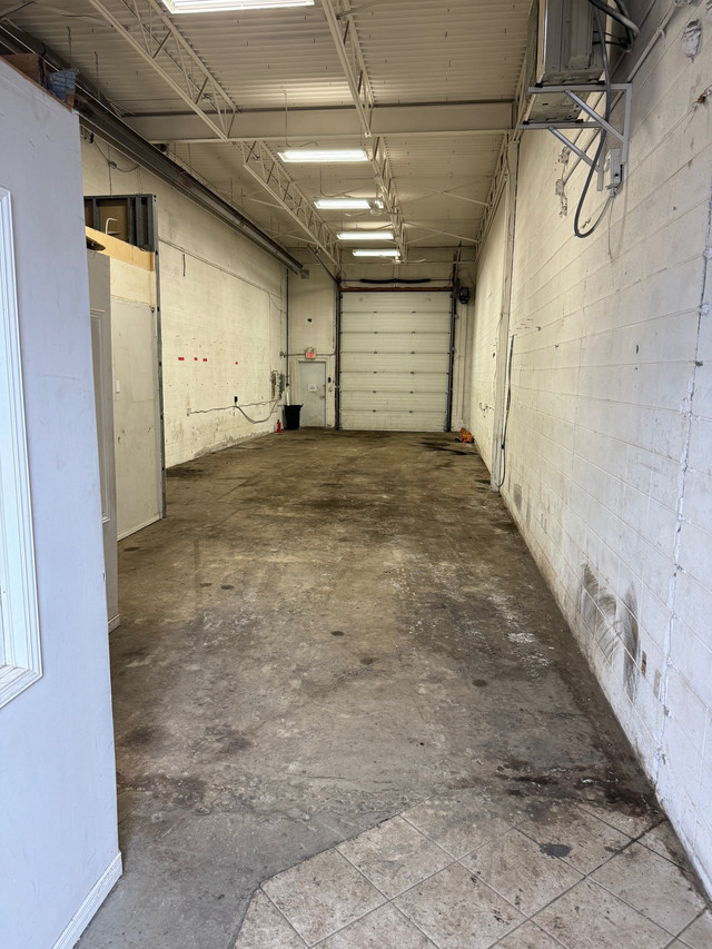 Industrial warehouse 1465 sq ft bay in Commercial & Office Space for Rent in Edmonton - Image 3