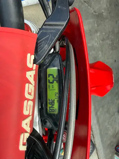 Only 384 km on the bike about 10 hr barley ride as I ride my side by side everywhere . Bike is brand...