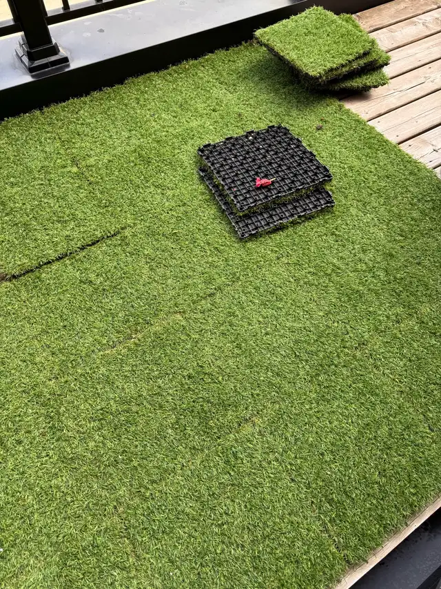 Used Ikea Decking Artificial Grass 36 pieces in Decks & Fences in Mississauga / Peel Region - Image 2