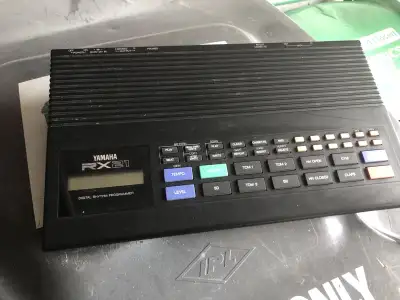 The RX21 very nice affordable programmable drum machine from Yamaha with basic drum kit samples, MID...