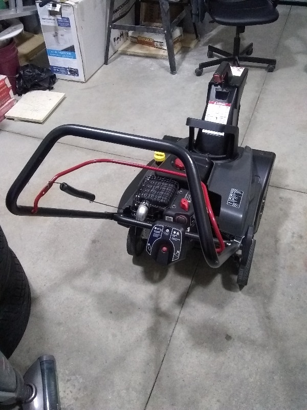 BRIGGS & STRATTON 1022E SNOW BLOWER / SNOW THROWER Snowblowers