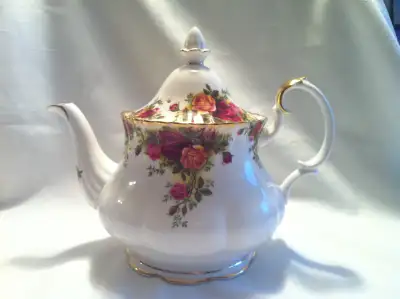 ROYAL ALBERT OLD COUNTRY ROSE TEA POT, View more