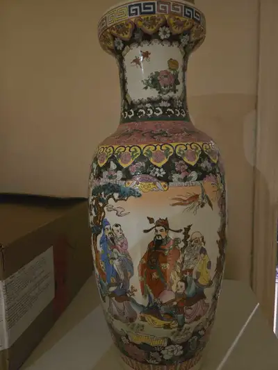 Je vends ce vase chinois peint à la main, qui ajoute une touche d'élégance à n'importe quel intérieu...