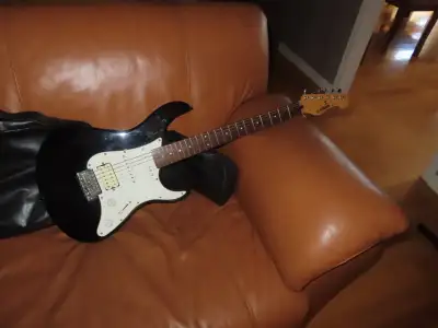 Yamaha strat style electric guitar / Guitare électrique, View more