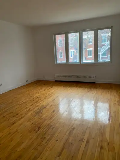The 4½ apartment is conveniently located near banks, Provigo, Maxi, the CLSC, and bus stops. It is a...