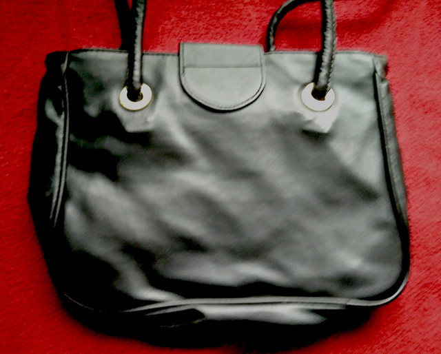 Élégant sac à main noir en synthétique souple, 2 anses, NEUF dans Femmes - Sacs et portefeuilles  à Longueuil/Rive Sud - Image 2