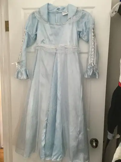 Costume d'Halloween, robe de princesse, grandeur medium enfant, en bon état. La mesure de l'épaule j...