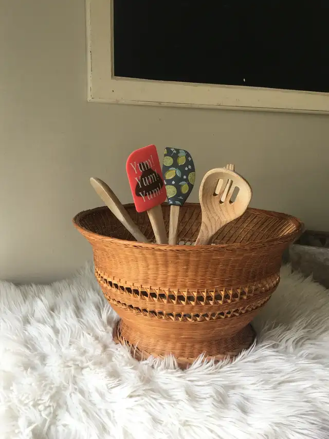 Large Vintage Wicker Basket in Home Décor & Accents in Ottawa - Image 3