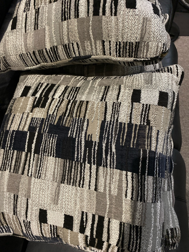 5 matching cushions  in Home Décor & Accents in Mississauga / Peel Region - Image 2