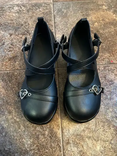 Only worn once, very cute. Size 8.5 (39) Pickup in Warman