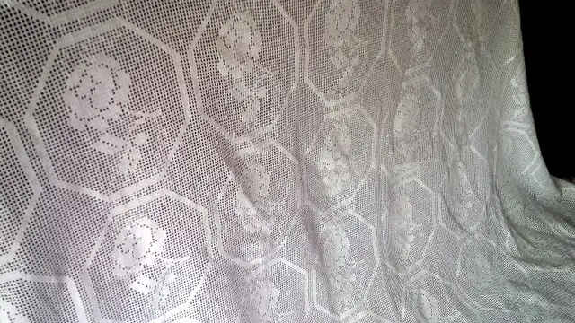 Beautiful Vintage Large Crocheted or Tatted Bedspread in Bedding in Stratford - Image 4