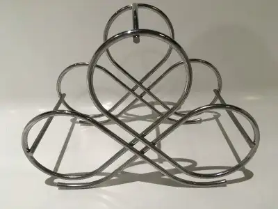 Dimensions: 10" de hauteur, 10" de longueur, 6" de largeur. Joli Rack à Bouteilles de Vin Rétro Vint...