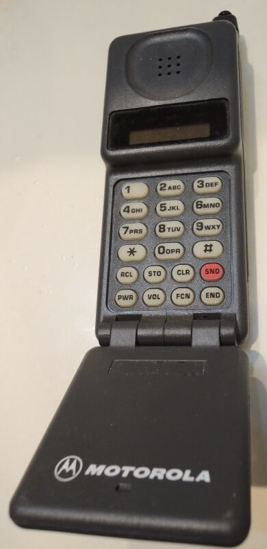 Vintage Motorola DPC550 Cellular Flip Phone 76722CARSA in Other in Grande Prairie - Image 2