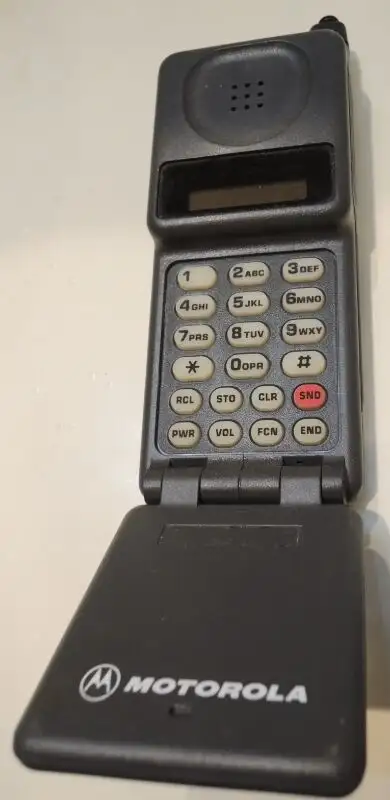 Vintage Motorola DPC550 Cellular Flip Phone 76722CARSA in Other in Grande Prairie - Image 3