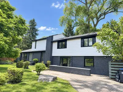Bright and beautifully renovated 2 floor unit in an updated detached house, located in Mineola West/...