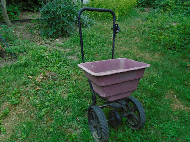 Fertilizer/   Seed Spreader in Other in City of Toronto