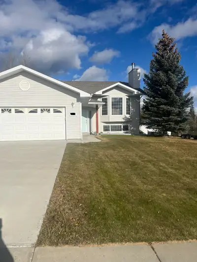 Home is located in prestigious phase 5 in Grande Cache, Alberta. Tastefully appointed and profession...