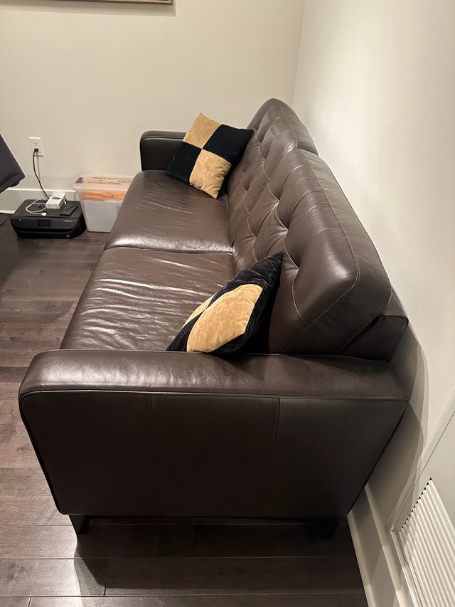 Brown Leather Love Seat in Couches & Futons in City of Toronto - Image 2