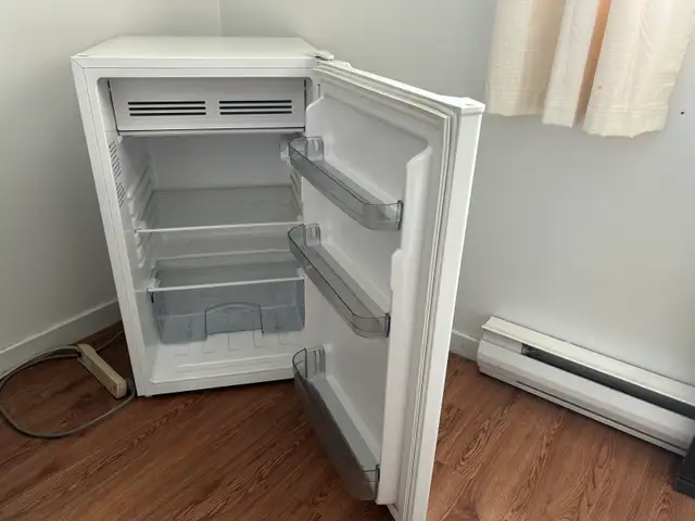 mini réfrigérateur  in Refrigerators in Sherbrooke - Image 3