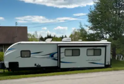 Vr 34 pieds avec l’attache remorque, presque neuve , pas pris souvent, entreposer à l’intérieur 4 hi...