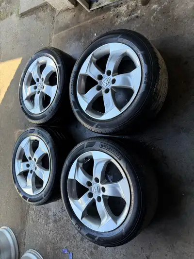STILL AVAILABLE Came off Honda HRV Bolt pattern 5x114.3 Size 215/55/17 Center bore 64.1 No bent,no c...