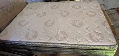 Lit queen: matelas Dreamtime Bedding+sommier, bon etat.Livraison, View more
