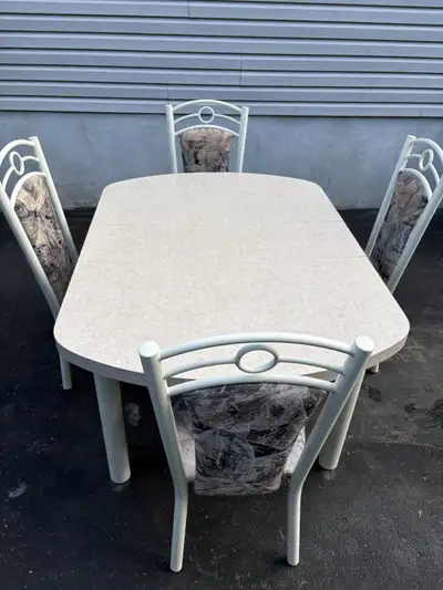 Table de cuisine avec 4 chaises / Kitchen table with 4 chairs, View more