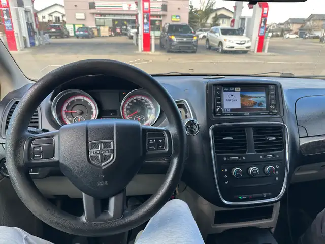 2012 dodge grand caravan CLEAN