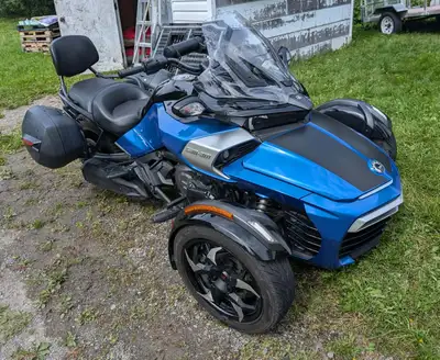 Spyder F3-S à vendre. Année: 2017 Kilométrage: 13 862 km mai 2026 Ajout de 2 sacoches rigides Shad A...