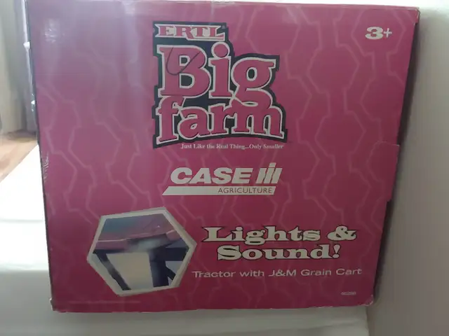 NEW IN BOX -ERTL's 1/16 THE BIG FARM-Tractor with J&M Grain Cart in Arts & Collectibles in London - Image 8