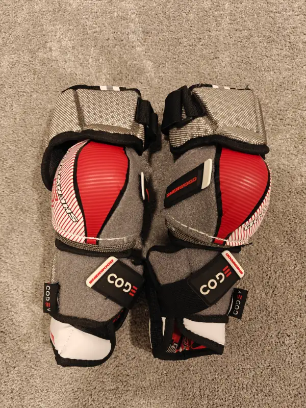 Sherwood Code V Elbow Pads in Hockey in Calgary - Image 2