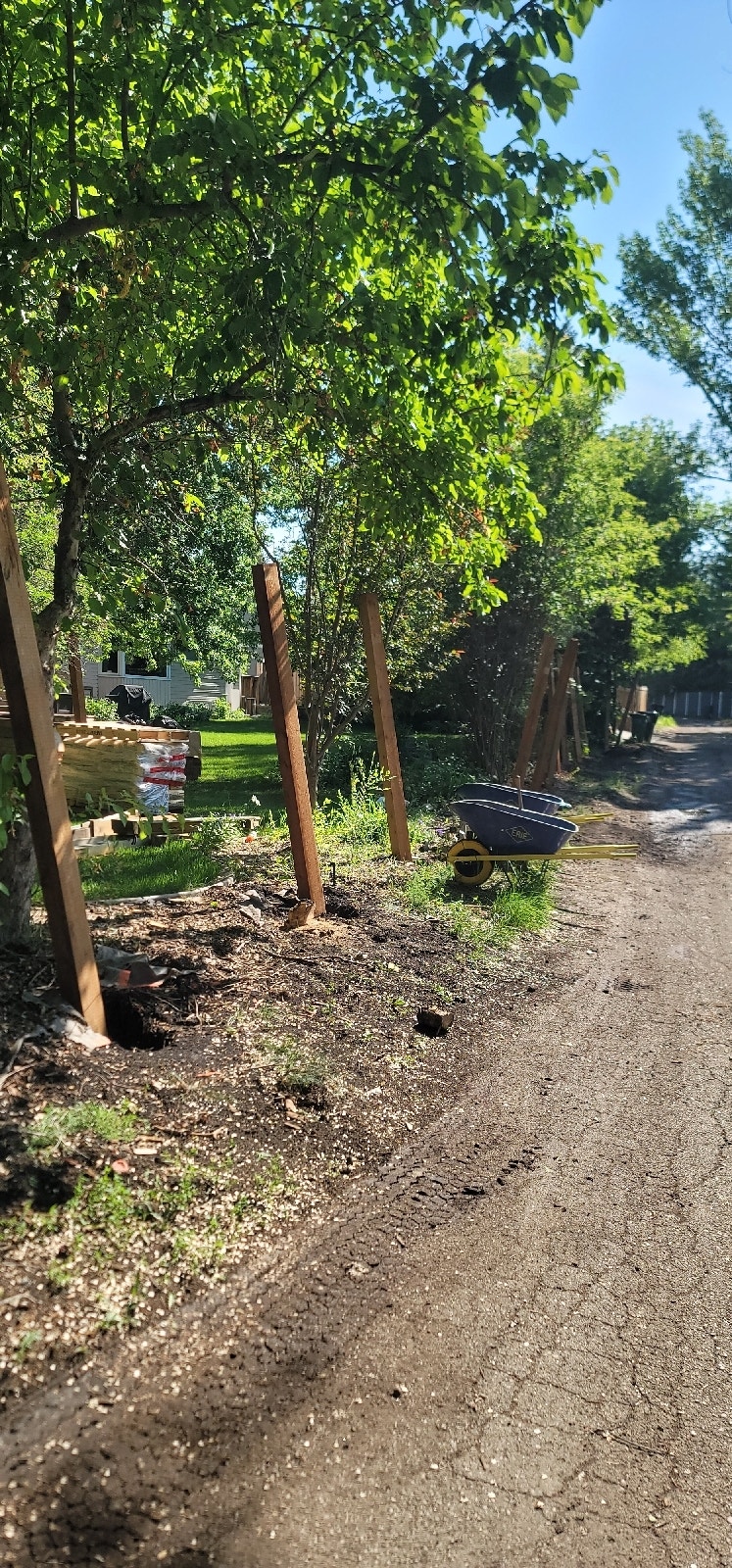 Looking for helper doing Fences & Decks Construction & Trades