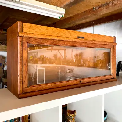 Antique oak Globe-Wernicke glass-front barrister bookcase shelf, made in Stratford Ontario. Makes a...