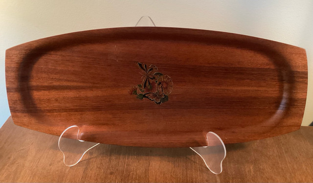 Vintage MCM Narrow Teak Tray Made in Denmark dans Décoration intérieure et accessoires  à Ouest de l’Île