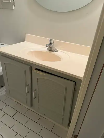 Je vends un ensemble de salle de bain comprenant un meuble-lavabo, un miroir, porte serviette et aut...